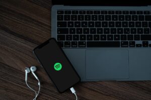 AI w Spotify - Jak AI wprowadza innowacje w branży muzycznej dzięki Spotify